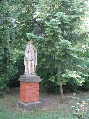 Szent istván szobor a templom kertben